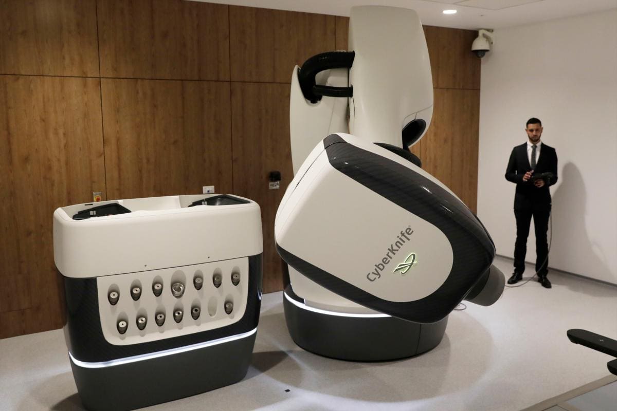 Un trabajador muestra el manejo del Cyber Knife uno de los elementos tecnológicos del nuevo Centro de tratamiento e investigación sobre Cáncer Luis Carlos Sarmiento Angulo (CTIC). //EFE
