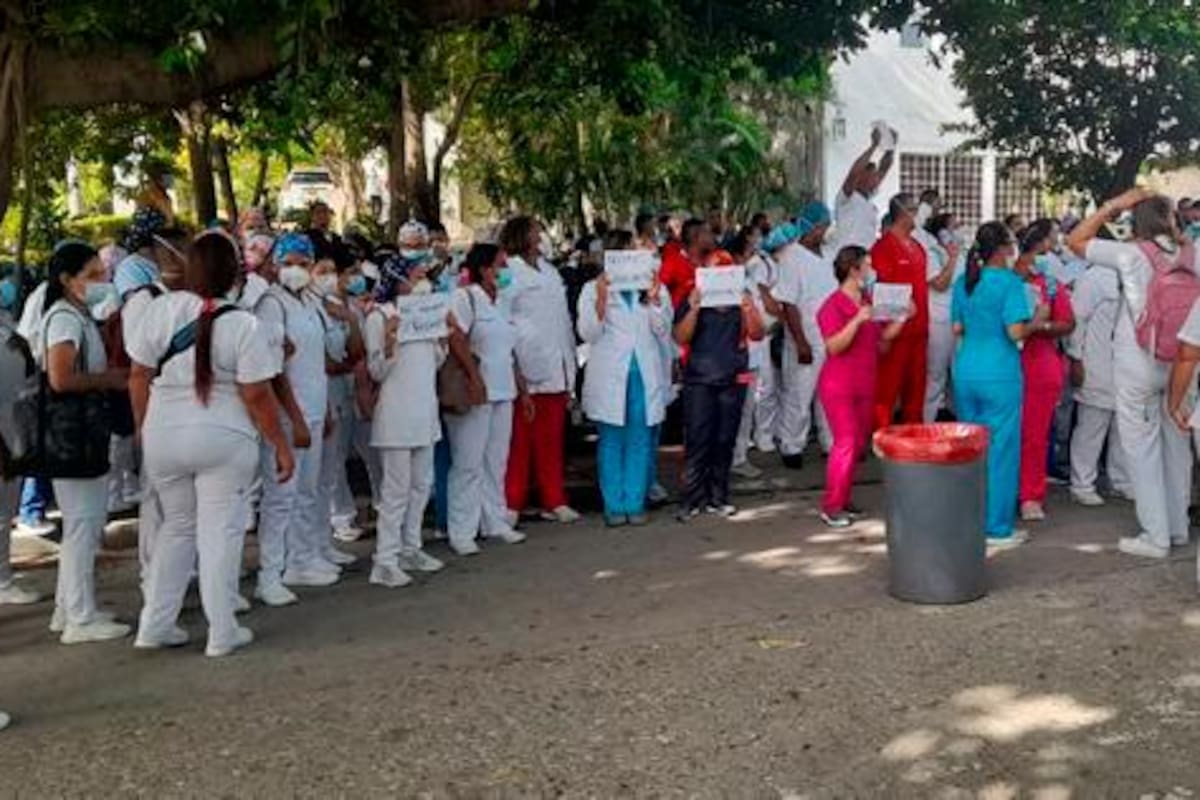 Trabajadores de la salud del HUC protestan por falta de pago