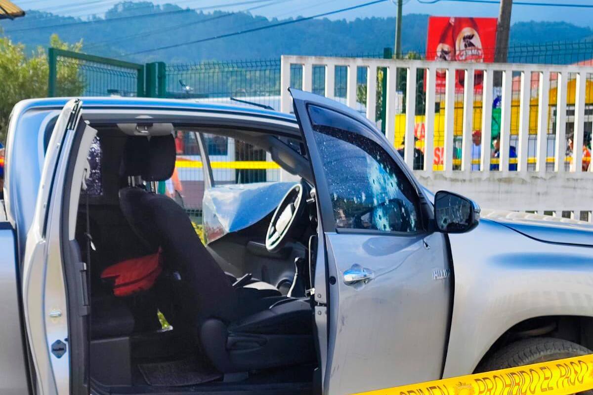 Asesinan a hijo de exfutbolista mientras manejaba su carro