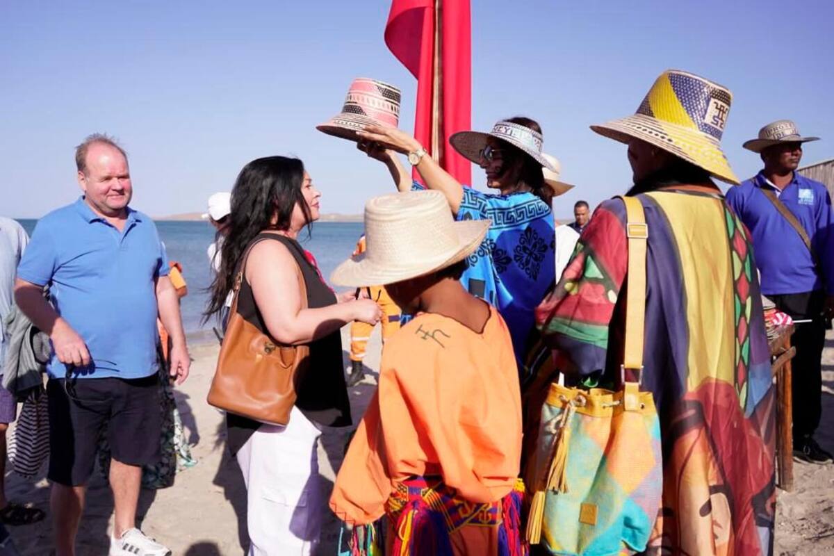 Los turistas procedentes del primer crucero internacional que arriba al Cabo de la Vela, en La Guajira, pudieron conocer la cultura, la belleza natural y las costumbres de este hermoso territorio colombiano. //Cortesía MinCIT