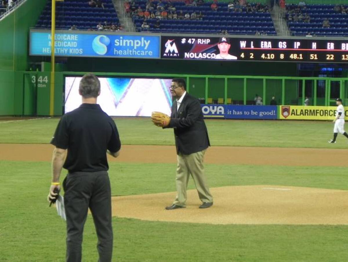 Campo Elías Terán Dix, alcalde de Cartagena, en el lanzamiento de la primera bola en el estadio de Miami. Cortesía