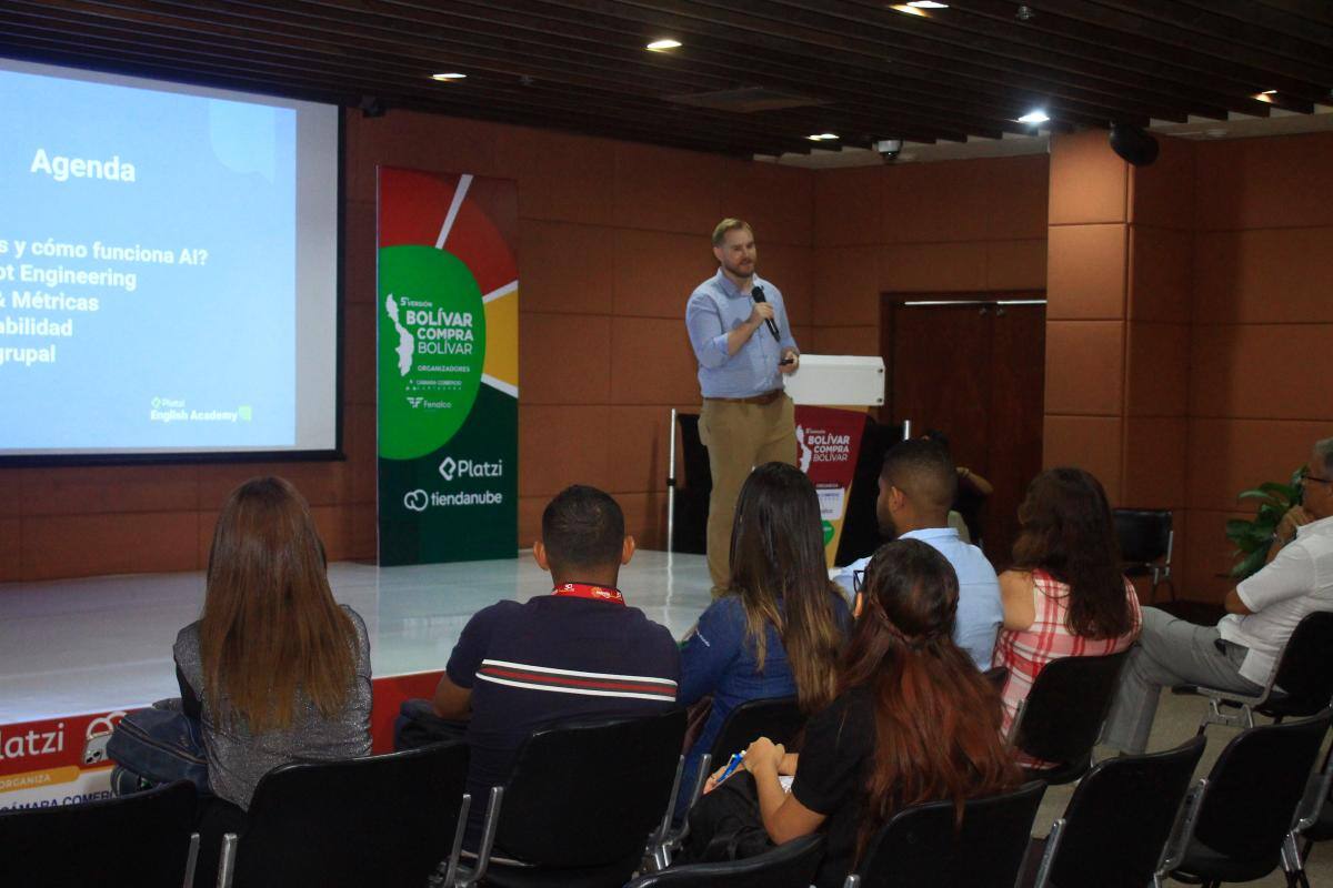 Jess Harris, director de Platzi Academy, durante el taller ‘Potenciando la transformación: Inteligencia Artificial (IA) para la excelencia operativa’. // Julio Castaño - El Universal.