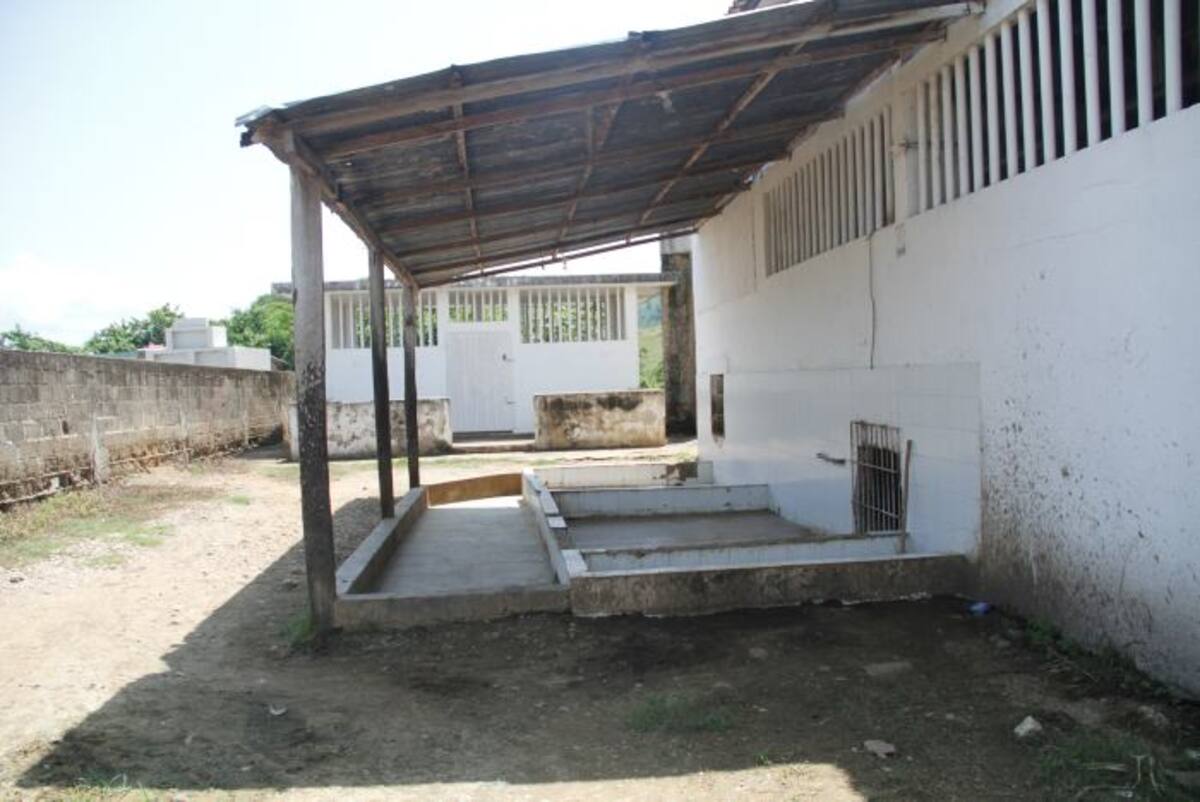 La planta de beneficio de San Juan Nepomuceno, donde se sacrifica de animales bovinos, quedó justo al lado del cementerio. OSCAR DÍAZ ACOSTA