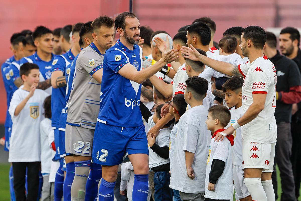 El defensor uruguayo Diego Godín se retira del fútbol