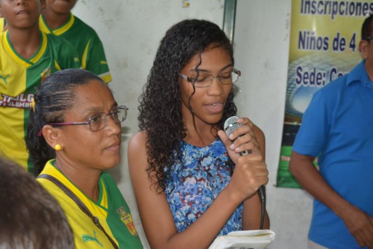 La joven Saray Vanesa Paternina Ricardo, en momentos en que interpretaba el himno del club deportivo Independiente Cartagena. Su madre, la docente Saray Ricardo, fue quien compuso la letra del himno. Fotos: El Universal