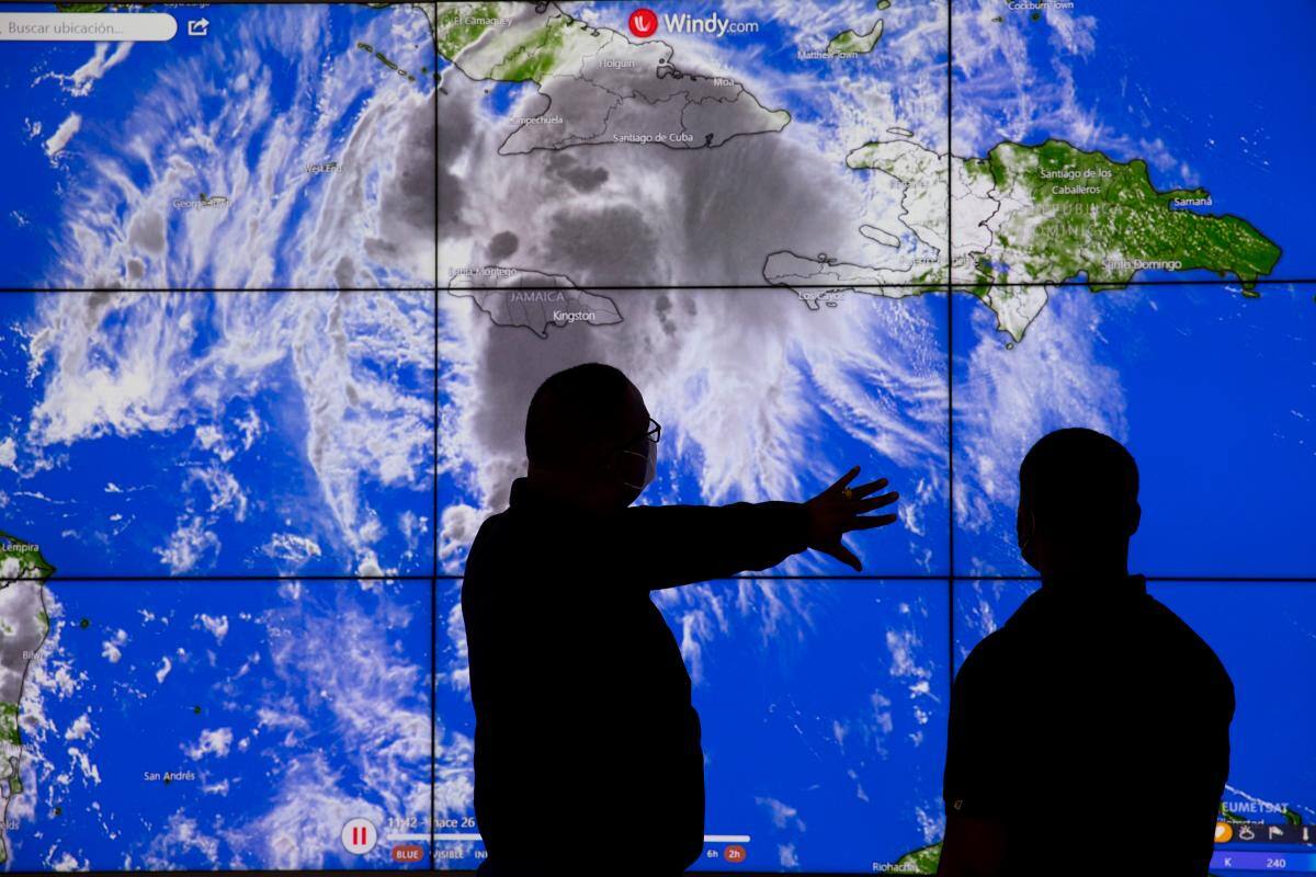 Tormenta Elsa se aproxima, levemente debilitada, al este de Cuba