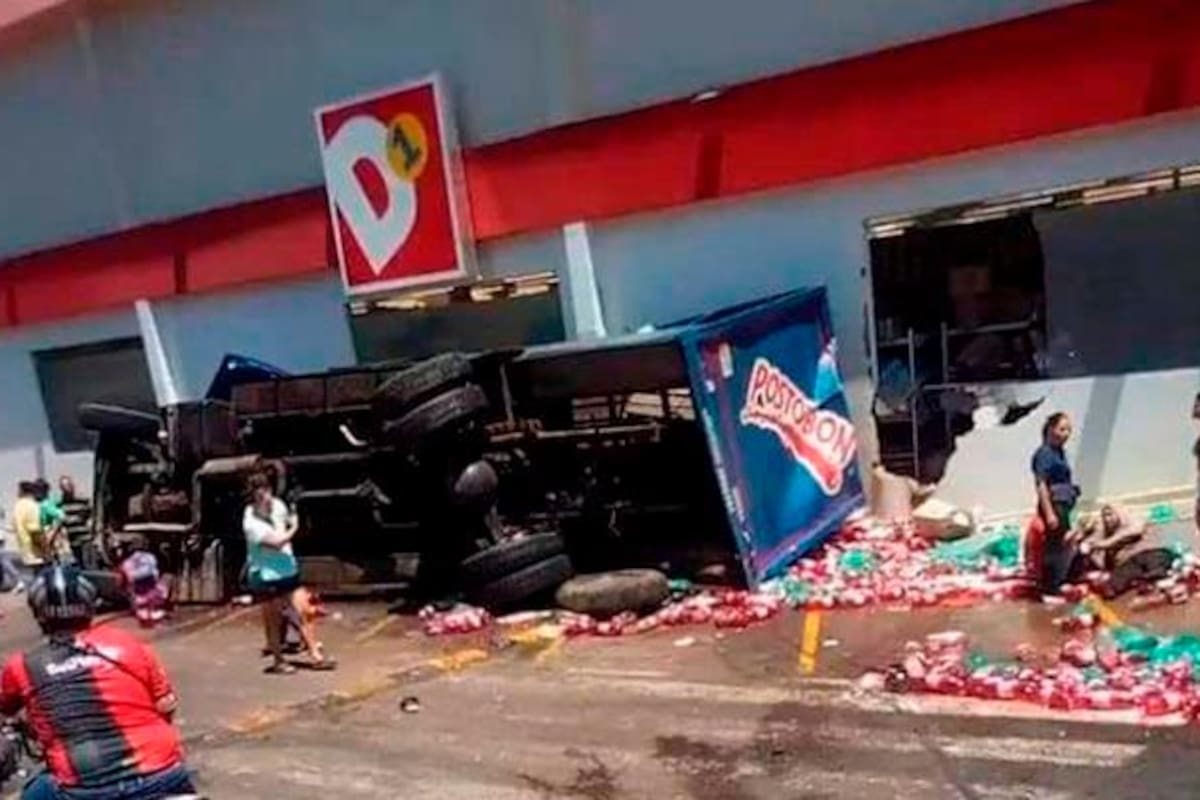 Camión repartidor de gaseosas chocó contra almacén de D1: hay un herido