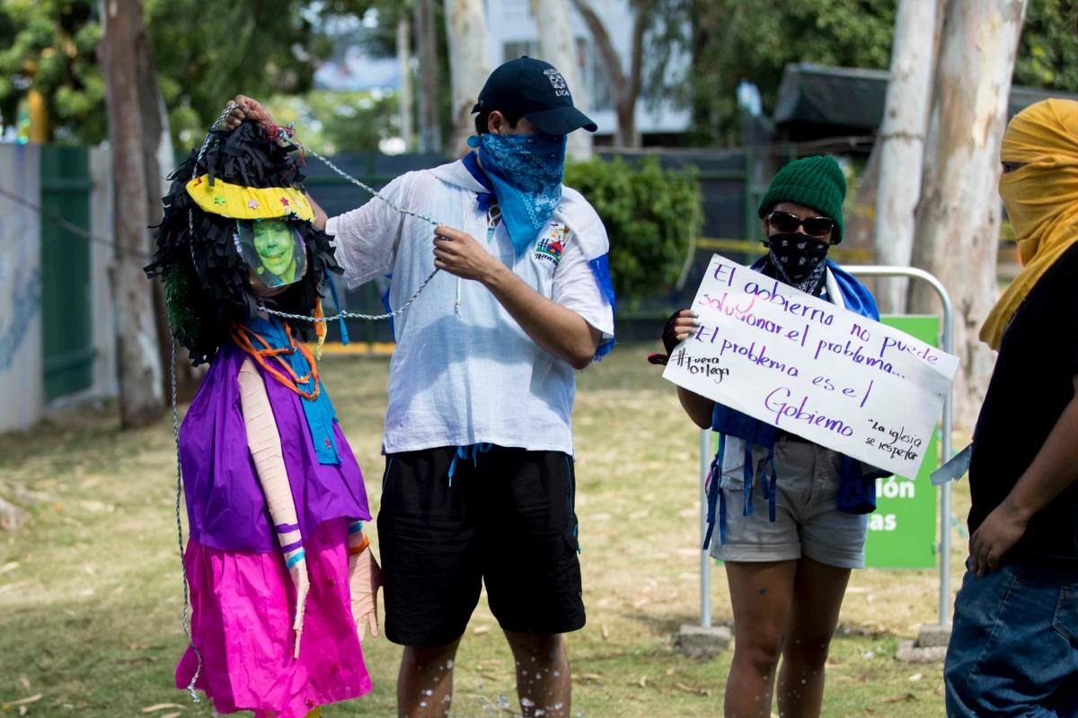 Universitarios nicaragüenses golpean piñatas con rostros de Ortega y Murillo