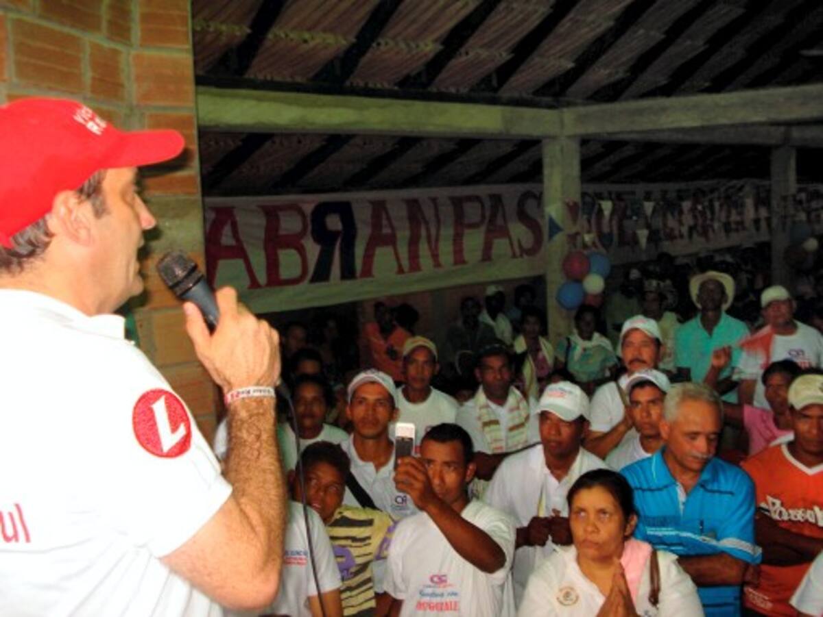 El candidato Víctor Raúl Oyola en Canalete.