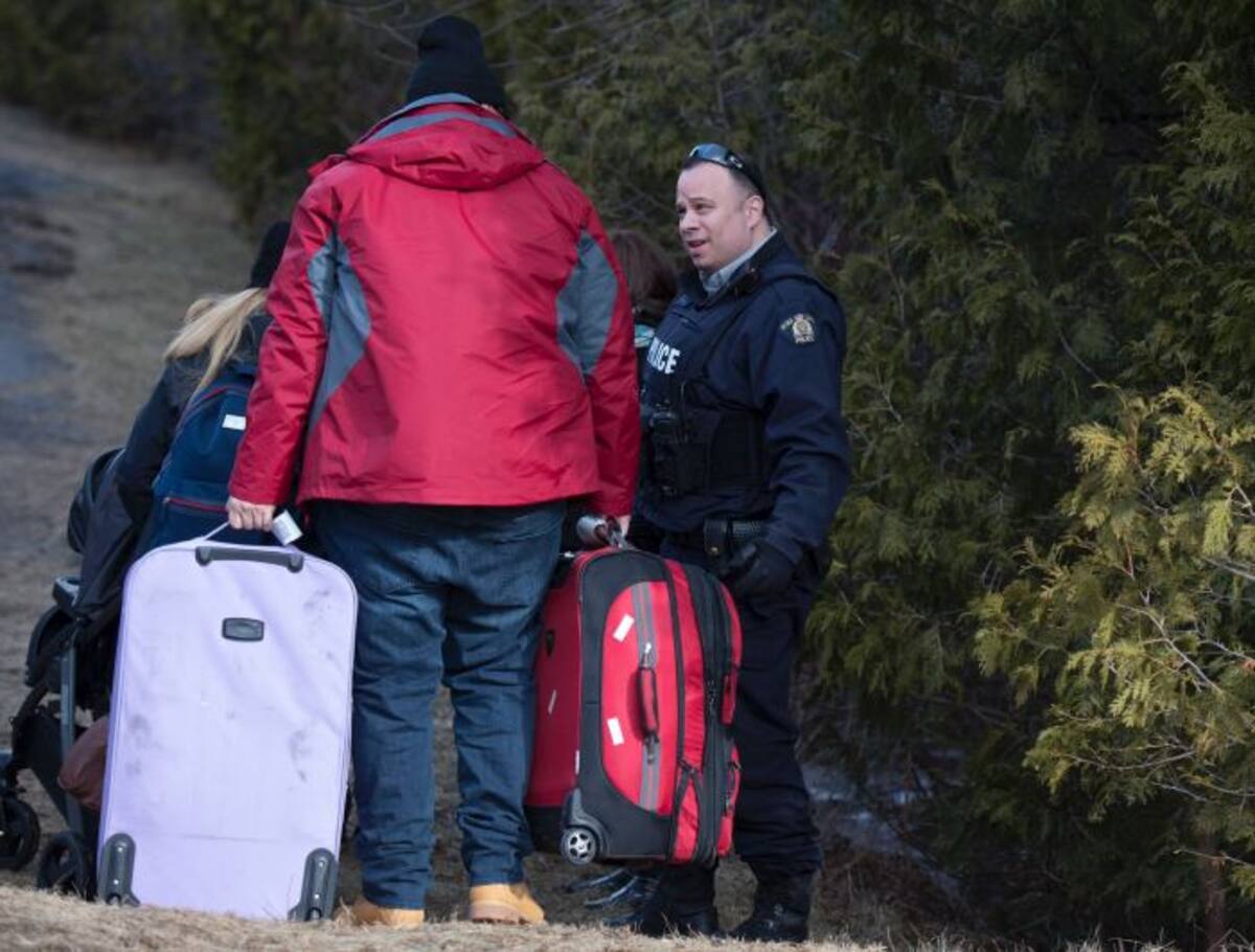 En menos de dos días esta semana, más de 70 personas franquearon la frontera entre Estados Unidos y Canadá, a veces en plena noche, según un conteo de la AFP y agentes locales. AFP DON EMMERT