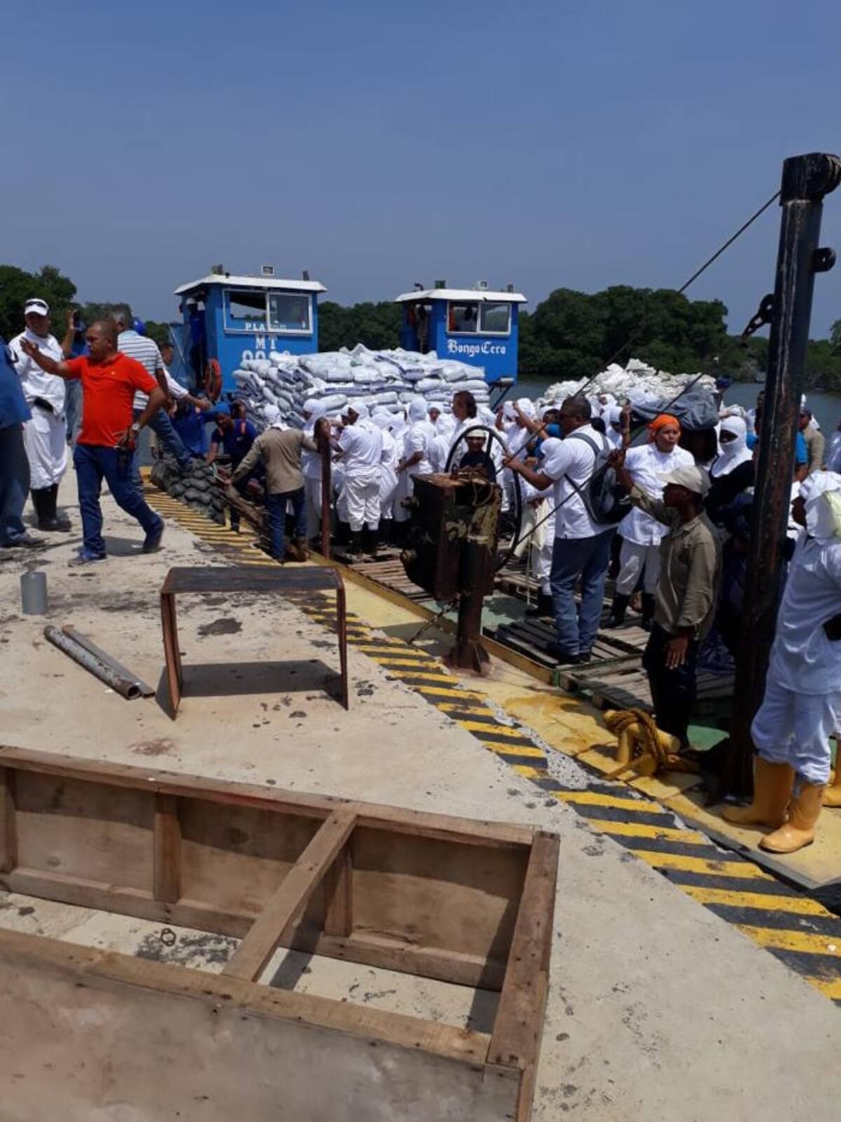El Cuerpo de Bomberos reportó que la situación ya está controlada. El personal de la empresa donde se registró el hecho fue evacuado por prevención. Cortesía