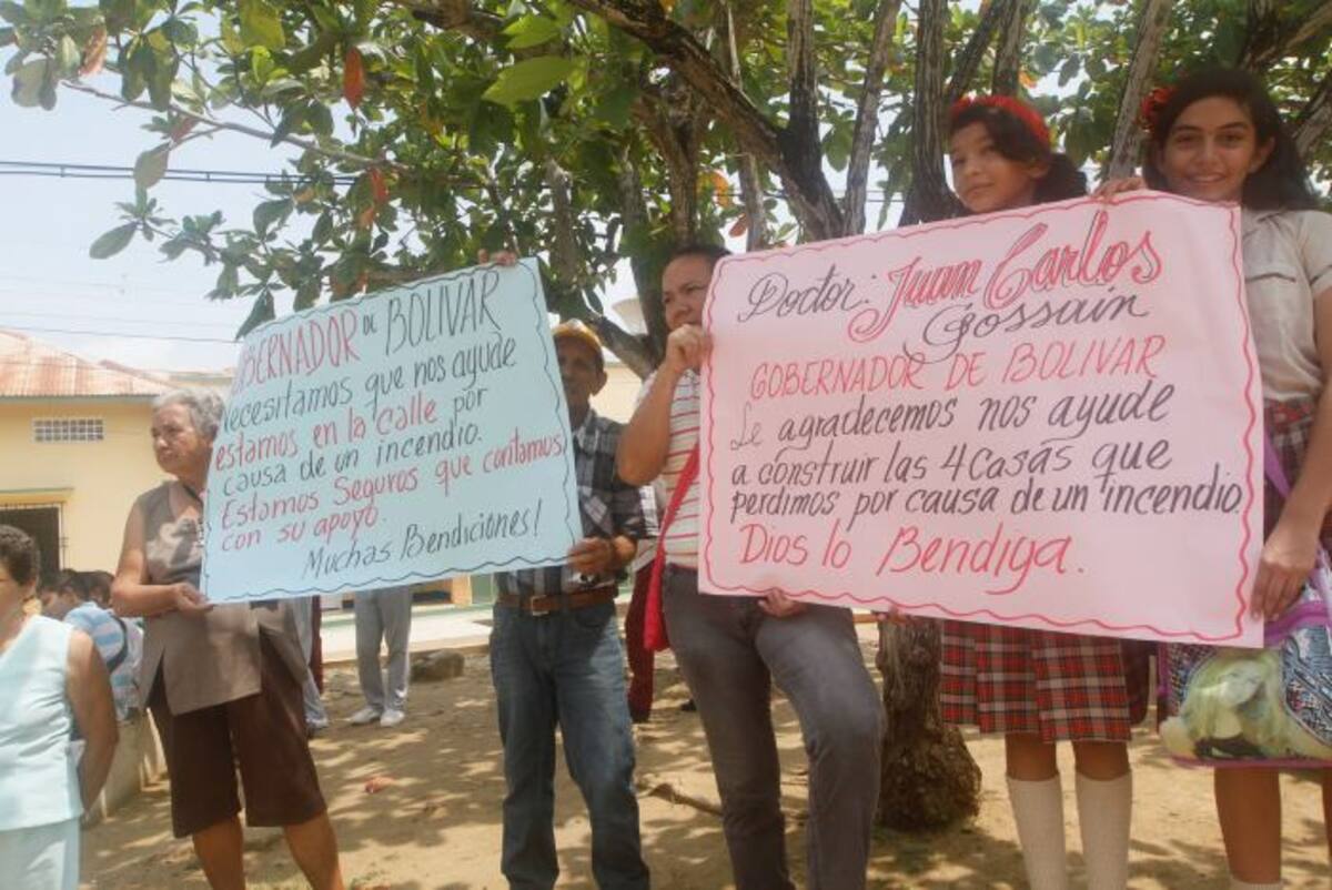 En medio de la visita del Gobernador de Bolívar los afectados sacaron sus pancartas para pedir una ayuda.