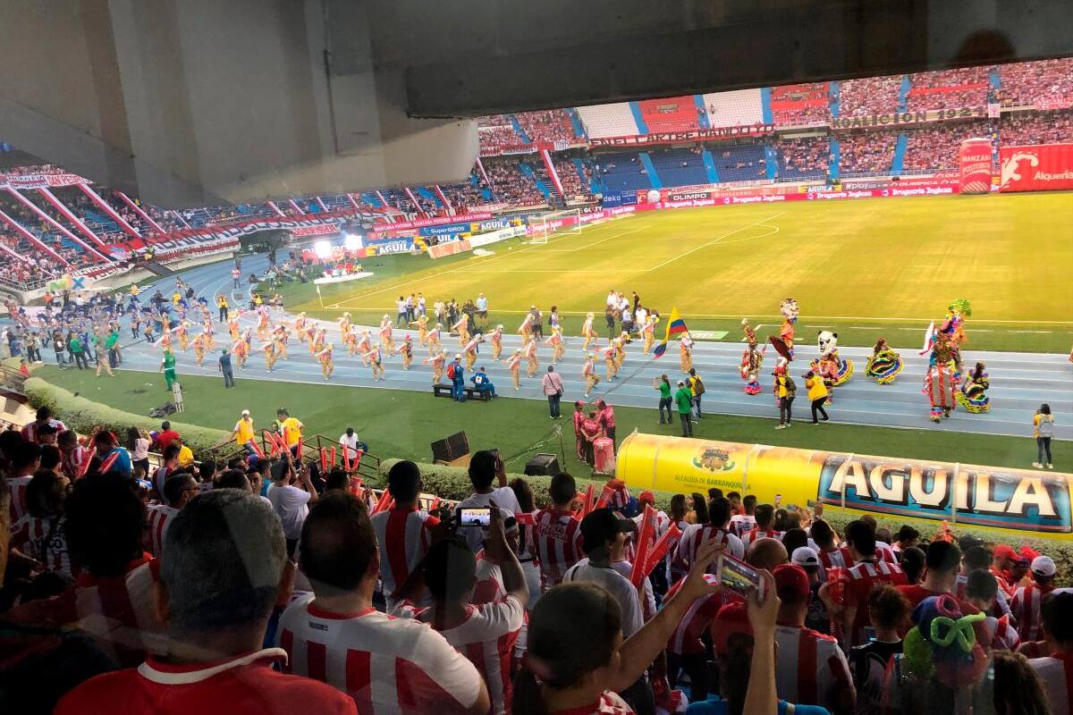 Ambiente carnavalero en el previo del partido Junior y Pasto