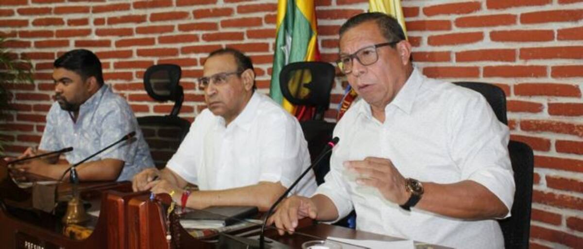 La mesa directiva del Concejo conformada por Lewis Montero (centro), como presidente; y Luis Cassiani y César Pión (derecha) como primer y segundo vicepresidentes, cierra hoy las sesiones extras del Concejo. ARCHIVO