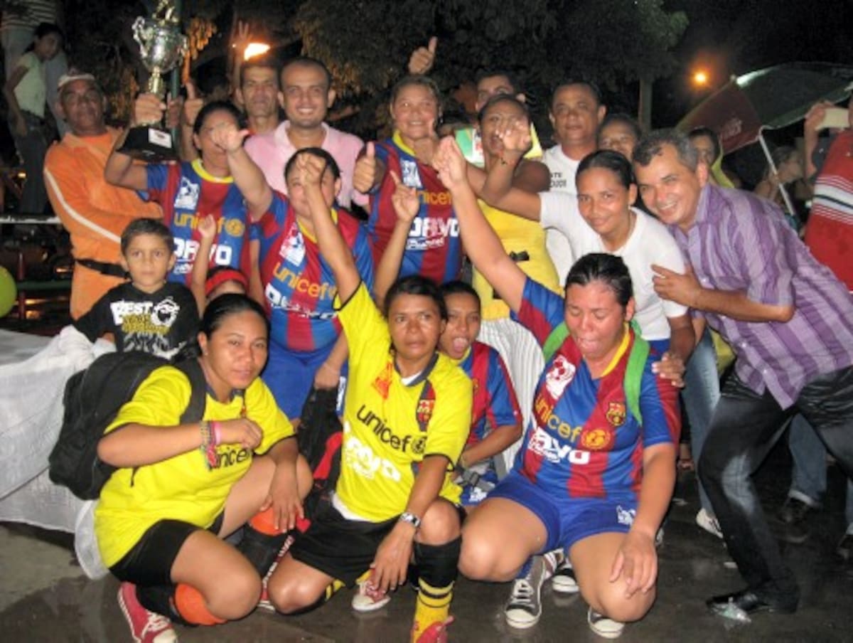 El equipo Las Poderosas festejan el título del Torneo de Microfútbol Femenino, Copa Davo Pastrana de Sahagún. FOTOS JULIO FLÓREZ PACHECO- ESPECIAL PARA EL UNIVERSAL