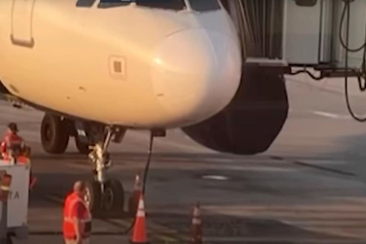 Atroz: trabajador de un aeropuerto fue succionado por el motor de un avión