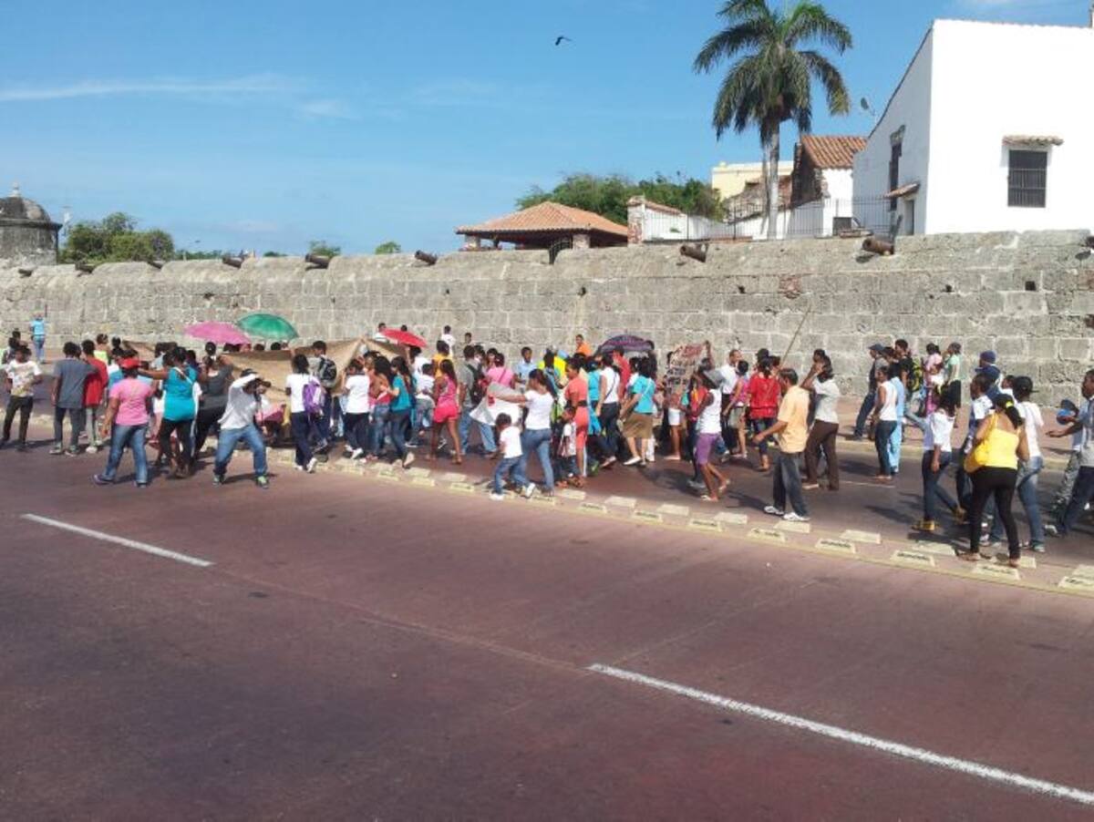 Otro grupo de manifestantes se dirige hacia Bocagrande, lo que ha causado traumatismo en la movilidad. CORTESÍA