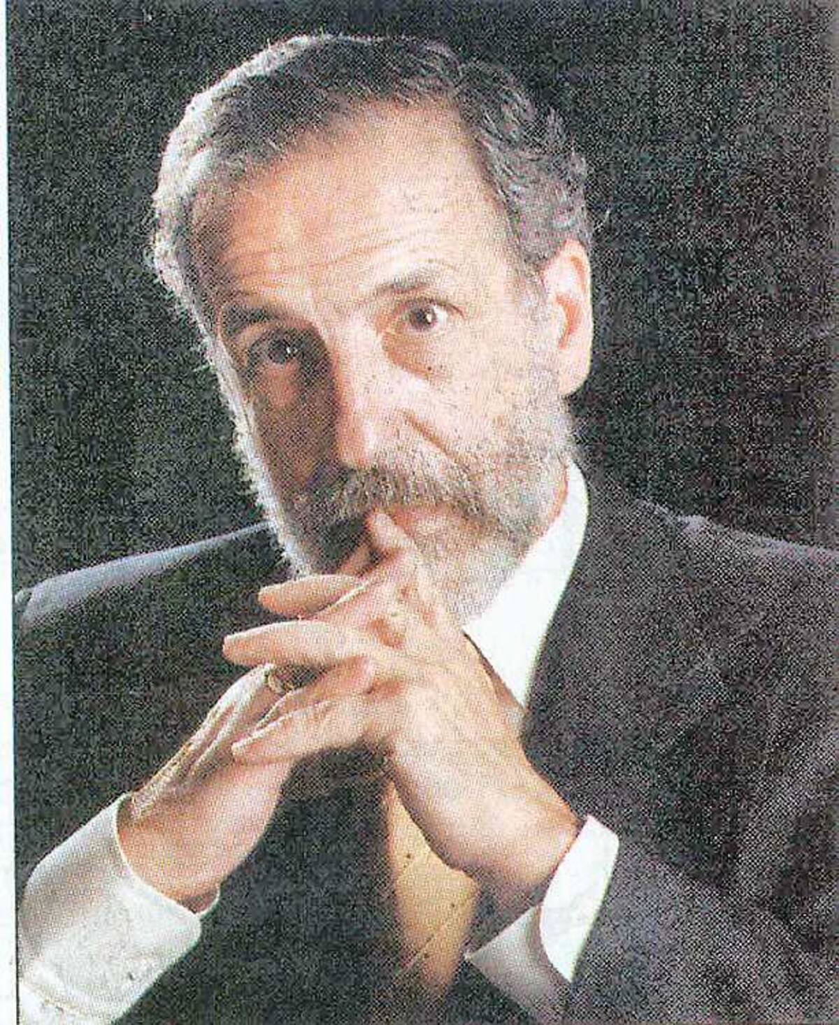 Alberto Correa, director y fundador de la Orquesta Filarmónica y el Estudio Polifónico de Medellín durante una presentación en el Teatro Heredia de Cartagena.