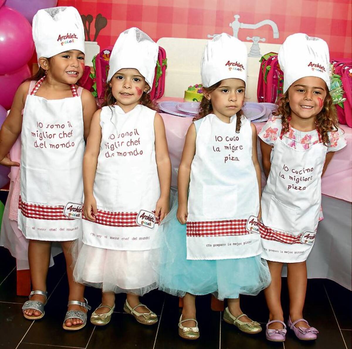Isabela Osorio; las cumplimentadas, María Isabel Costa y María Lourdes Costa; y Victoria Ochoa.