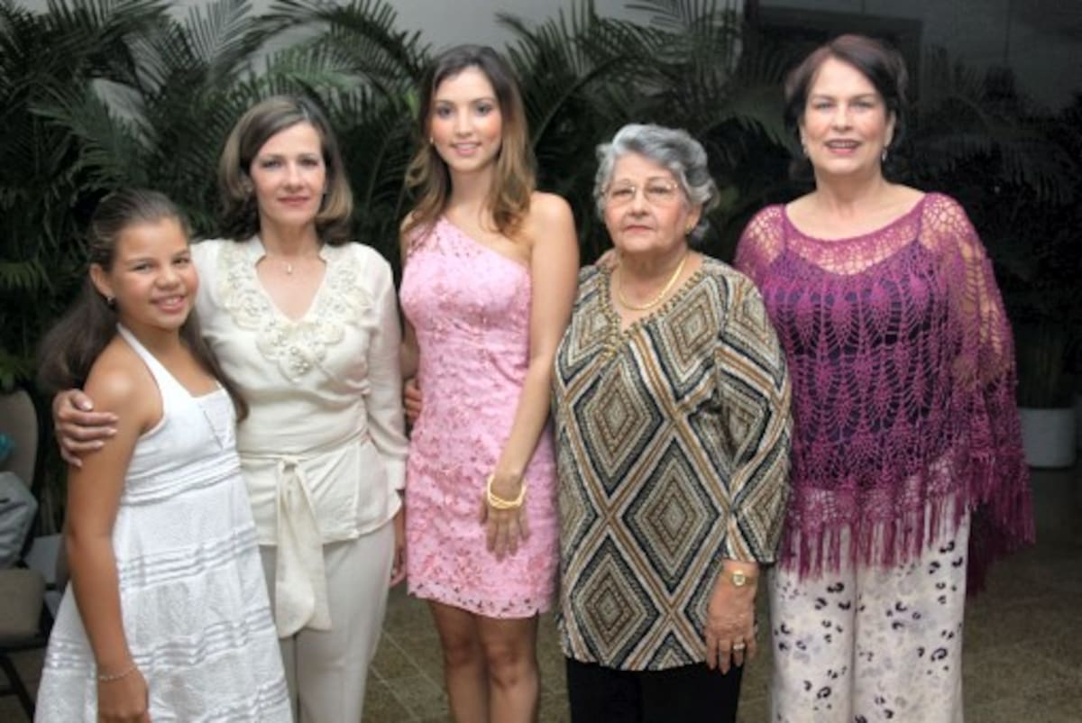 Paloma Lemaitre, Alejandra Gómez de Lemaitre; la novia, Magdalena Lemaitre; Iris Navarro de Gómez y Orieta Covo de Pareja.