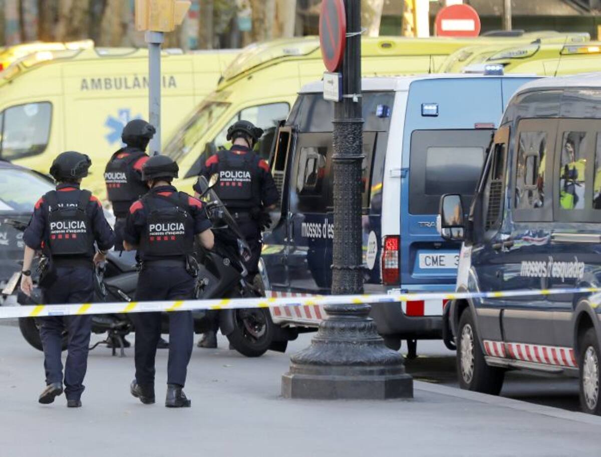 La policía regional de Cataluña activó a los artificieros para inspeccionar el vehículo del sospechoso, que está bajo control policial, según las fuentes. EFE