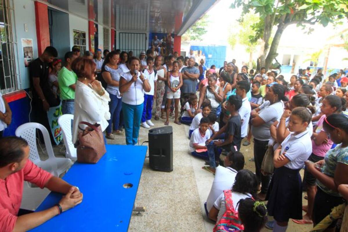 Estudiantes durante la reunión con miembros de la Unalde y líderes del corregimiento de Bayunca. Julio Castaño - El Universal.