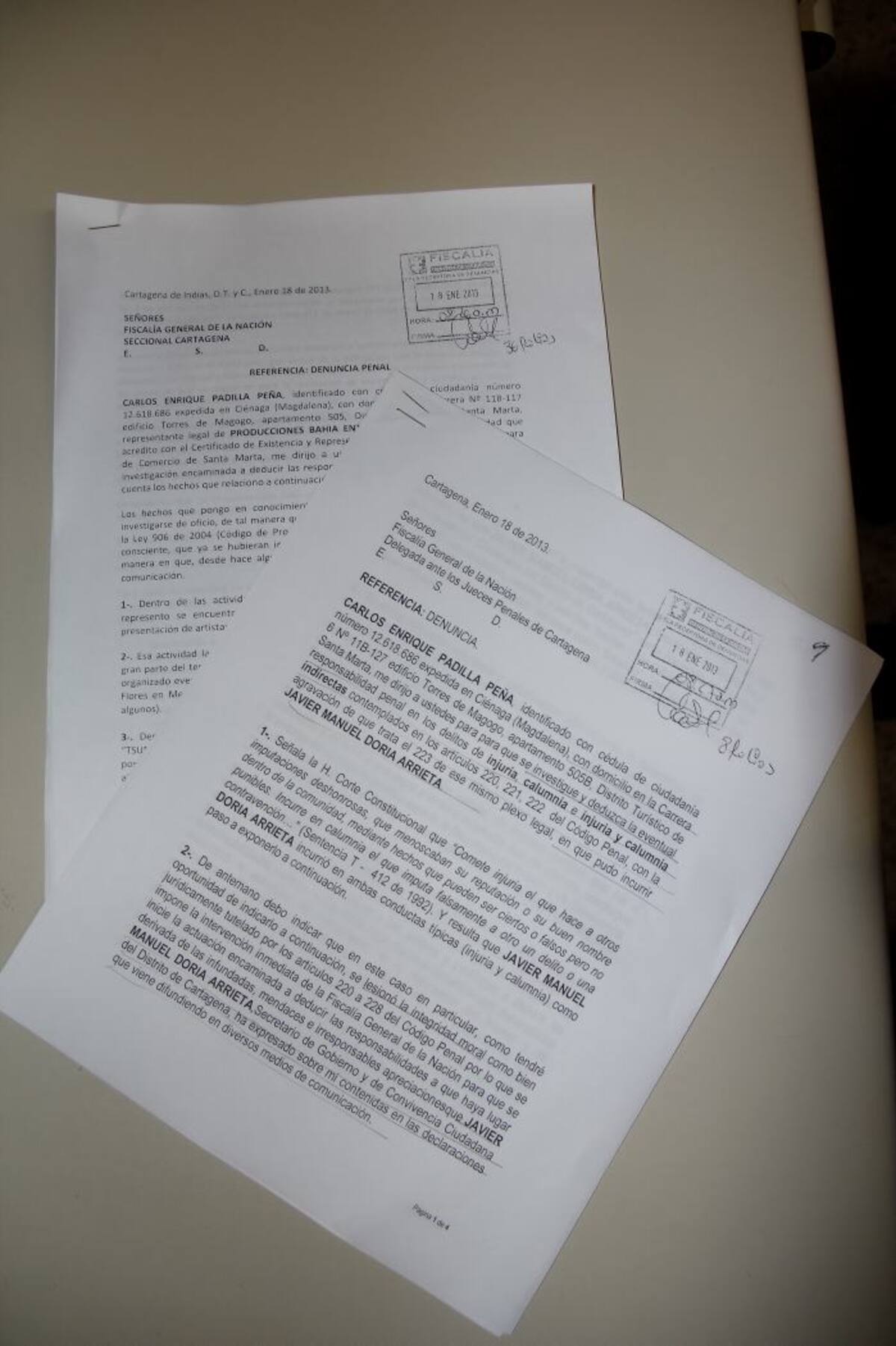 En la imagen los documentos de denuncia penal radicados ayer en la Fiscalía por el escándalo del Tsunami Vallenato. Kailline Giraldo