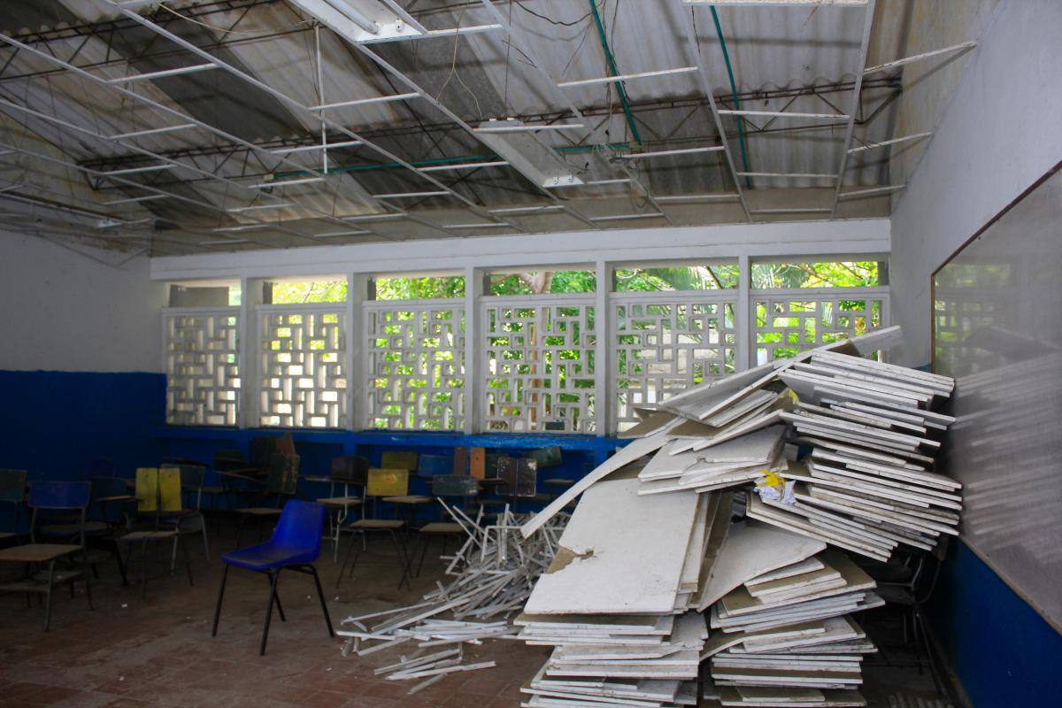 Así lucen varios salones de la Institución Educativa José de la Vega. //Foto: Julio Castaño - El Universal