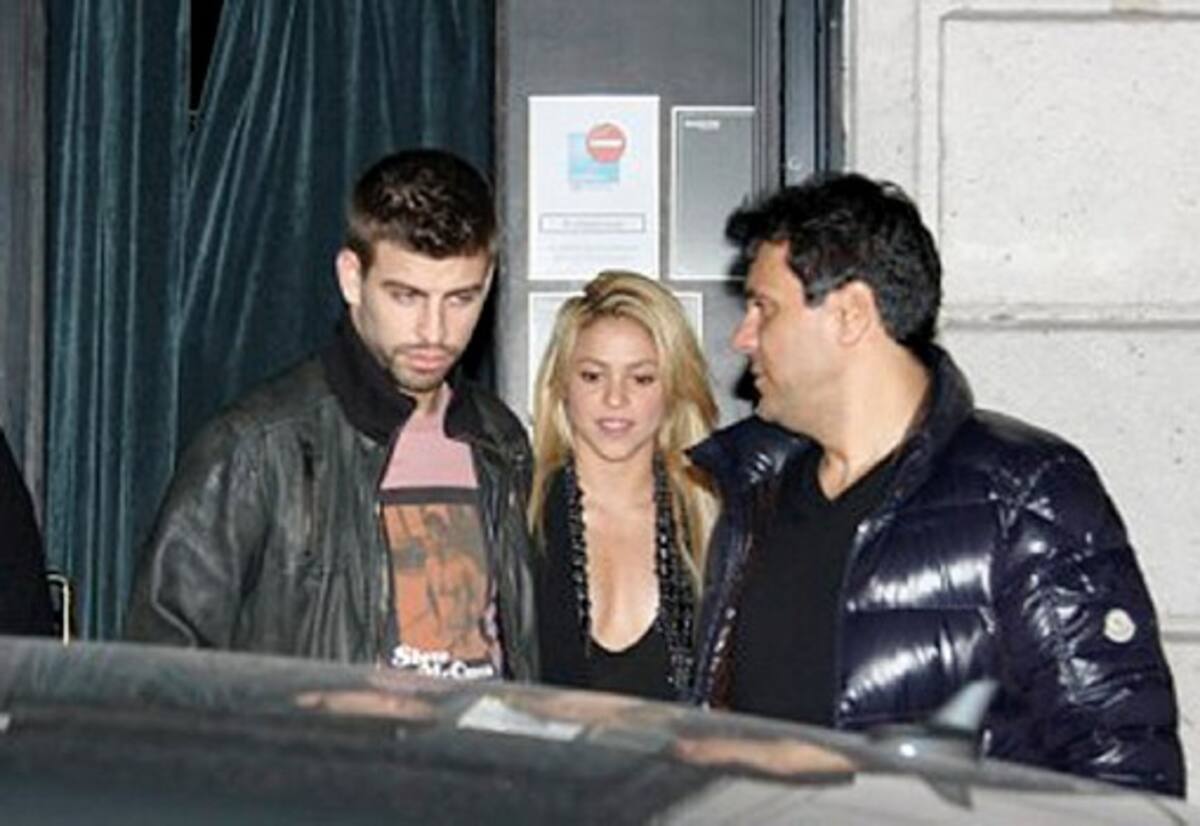 Shakira y Piqué salieron tomados de la mano, de un restaurante de Barcelona. Tomada de la web www.shakiragallery.com