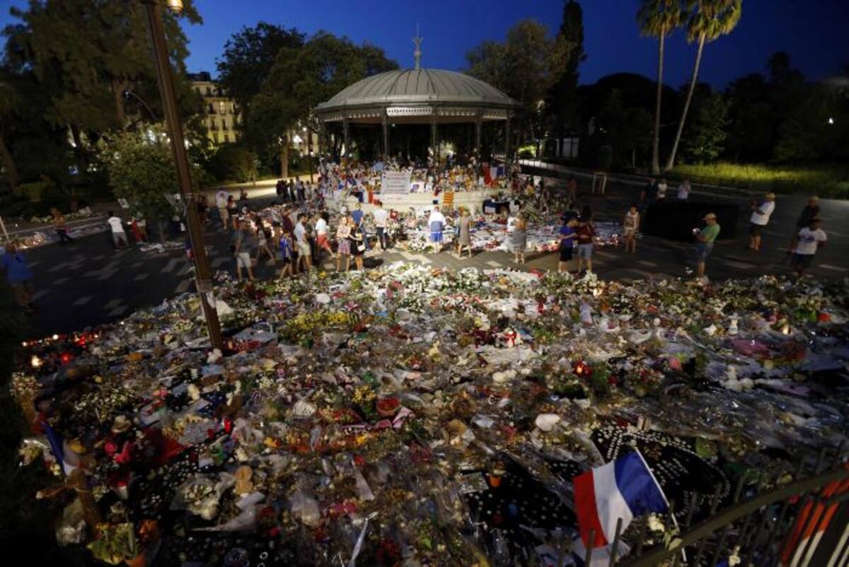 Tributos florales, velas y notas para las víctimas de los atentados de Niza. AFP VALERY HACHE