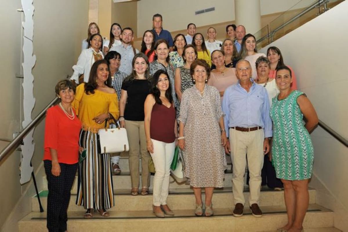 Ana Cecilia de García, Elsy de Ramírez, Susana Awad, Silvia Torres, Prince Martínez, Regino Navarro, Lizbeth García, Martha Botero, Judith Araújo de Paniza, Rosario Pinzón, Gabi Arenas, Elvia Echeverry, Olga Lucía Méndez, Omaira Romero, Sebastián Arias, Yamile Nazar, Dorita de De la Vega, Angélica Vargas, Soraya Jaime, Sandra Gómez, Isabel Castillo de Bajaire, Lorena Matos, Humberto Gómez, Natalie Castilla, Zulma Celis y Elvira Duncan. CORTESÍA