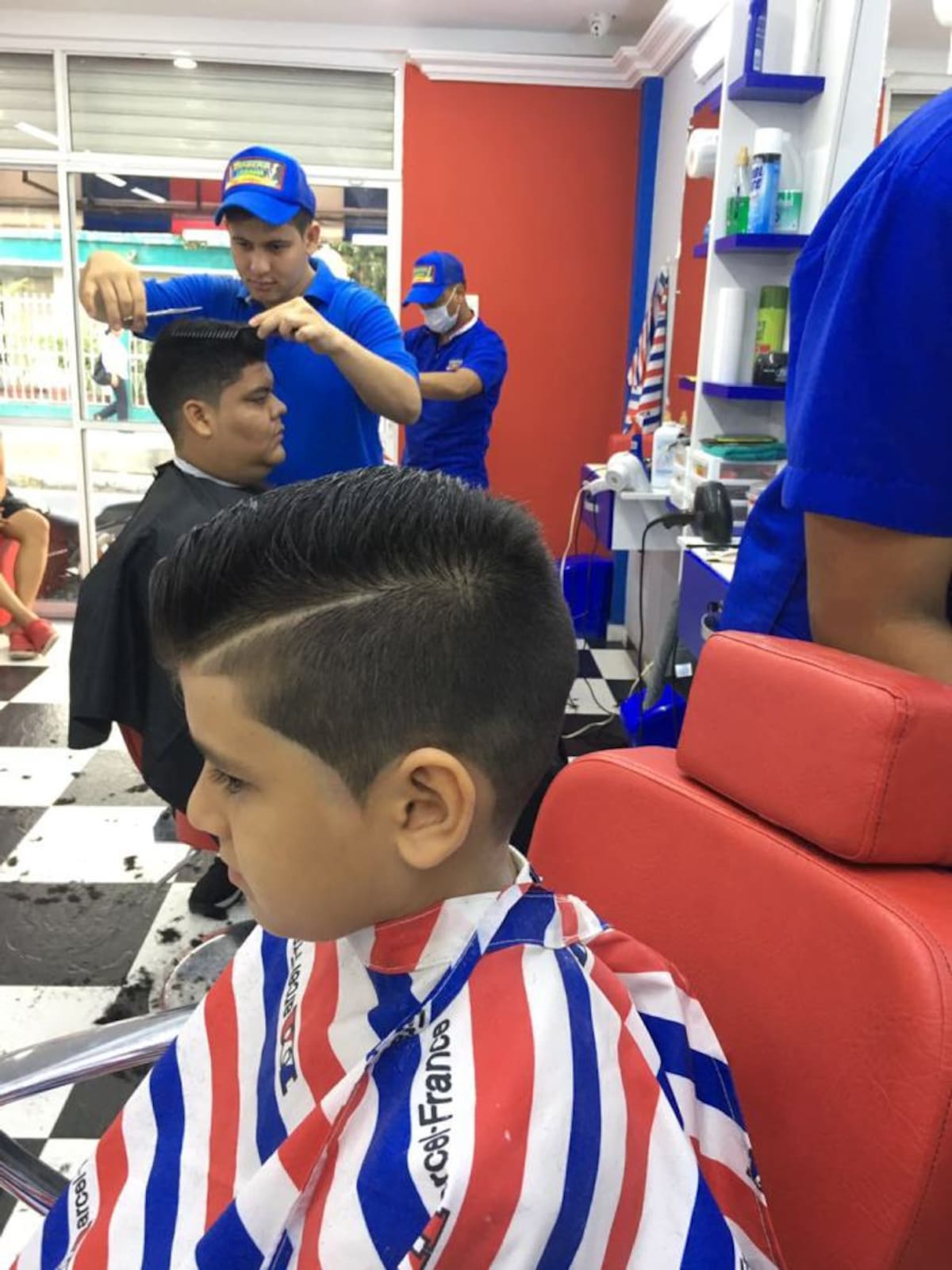 Barbería Urbana De Cartagena. Los barberos tienen varios años de experiencia, realizan cortes con maquinas, degradados, trenzas y dibujos. Cortesía