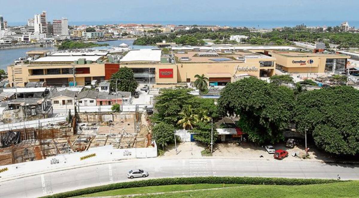 La Policía Metropolitana de Cartagena detuvo a 4 personas que se robaron más de 2 millones en prendas de los almacenes del nuevo Centro Comercial Falabella.