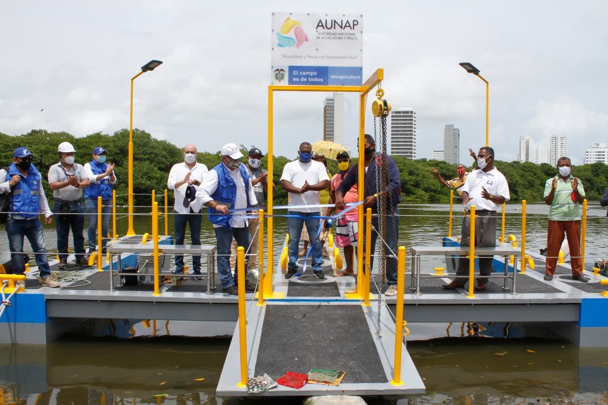 Pescadores de Cartagena reciben muelle flotante de la AUNAP
