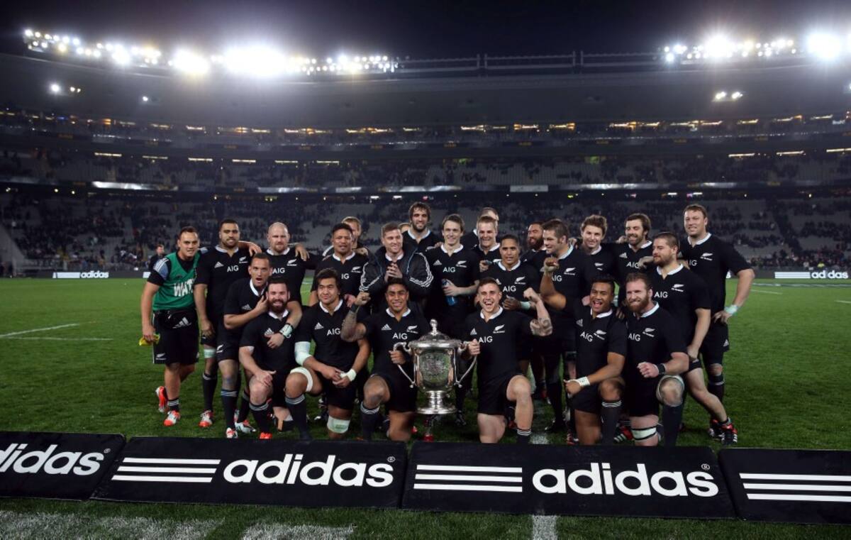 Los All Blacks se llevaron la copa Bledisloe que corona cada año al mejor entre los rivales del mar de Tasmania AFP MICHAEL BRADLEY