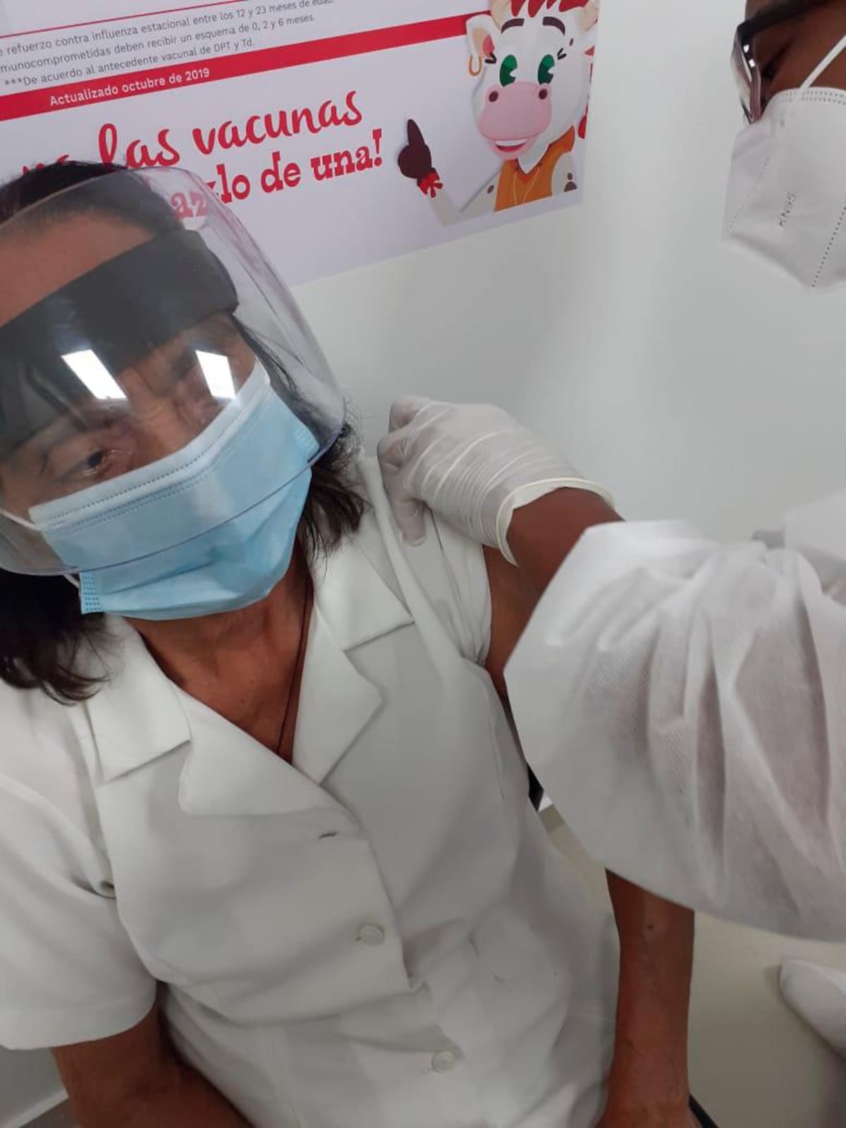 “Accedí a la vacunación porque viendo las noticias sé que eso es lo mejor para mí y mi familia”. Momentos en que vacunaban a Josefa González Peralta. //Cortesía