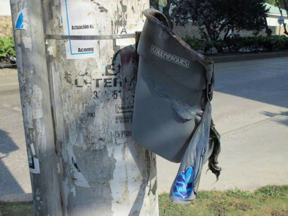 No se sabe cómo sucedió, pero las canecas papeleras amanecieron quemadas. CORTESÍA
