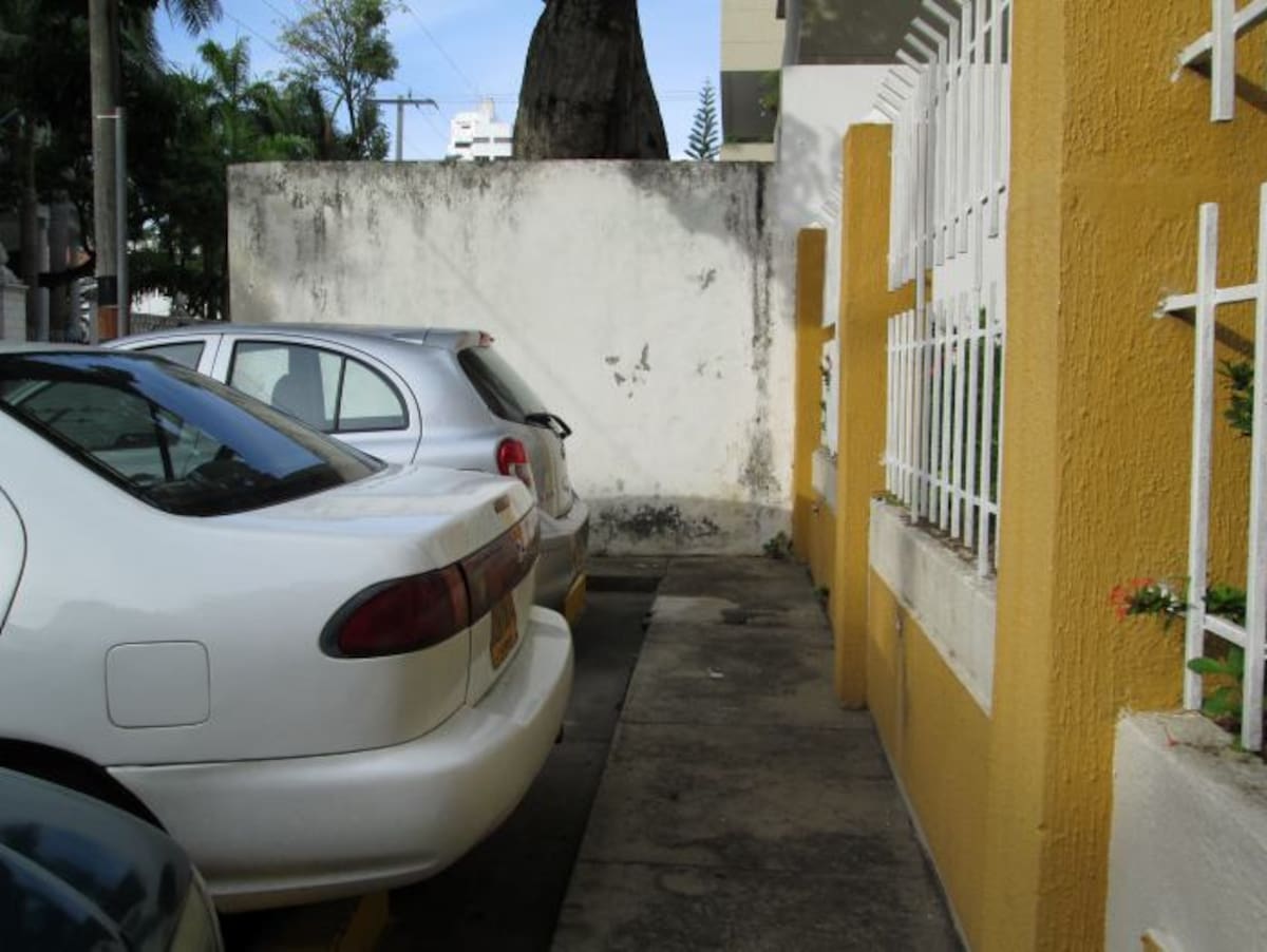 Vecinos del Portal le propondrán a Edificio El Rosal reformar una pared contigua, para prolongar un sendero peatonal. PEDRO TORRES, GENTE BAHÍA – EL UNIVERSAL