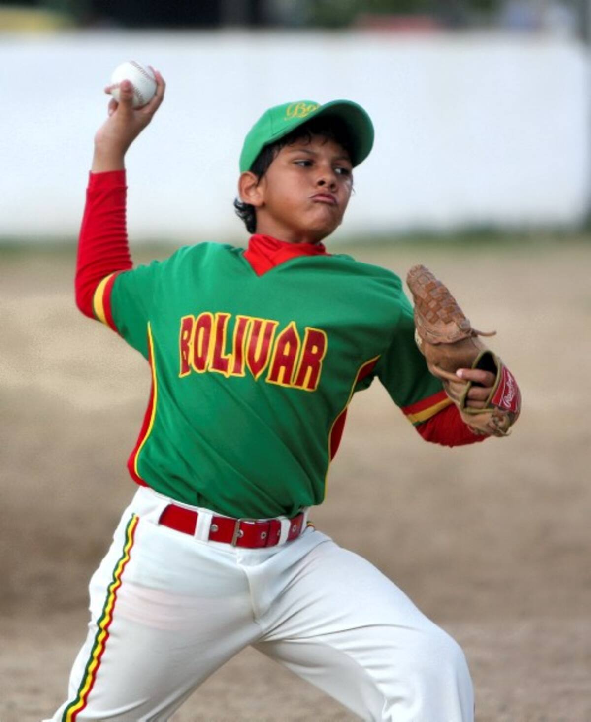 Óscar Montes, pitcher de Bolívar que obtuvo hoy una victoria sobre Valle en la categoría Infantil. Óscar Díaz Acosta-El Universal
