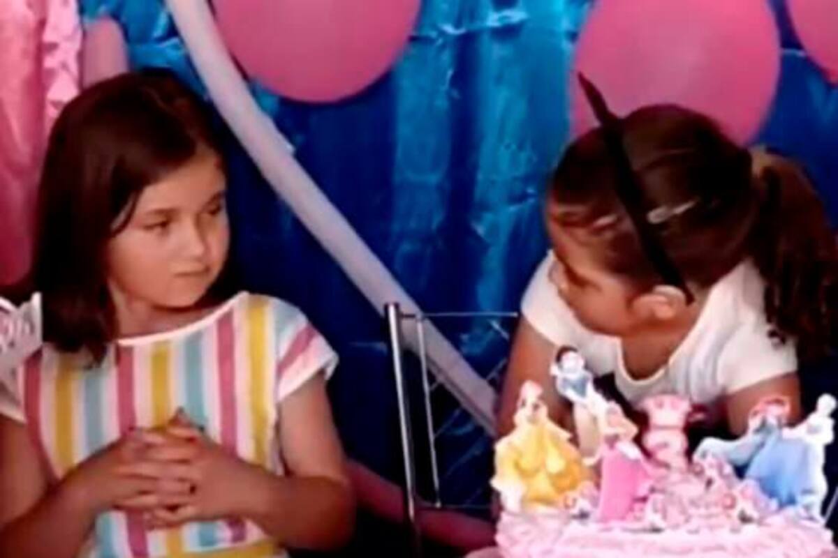 La historia de la niña que apaga la vela de cumpleaños de su hermana