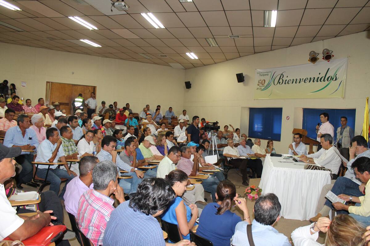 Reunión del Ministro de Agricultura, Rubén Lizarralde, con gremios de Córdoba.