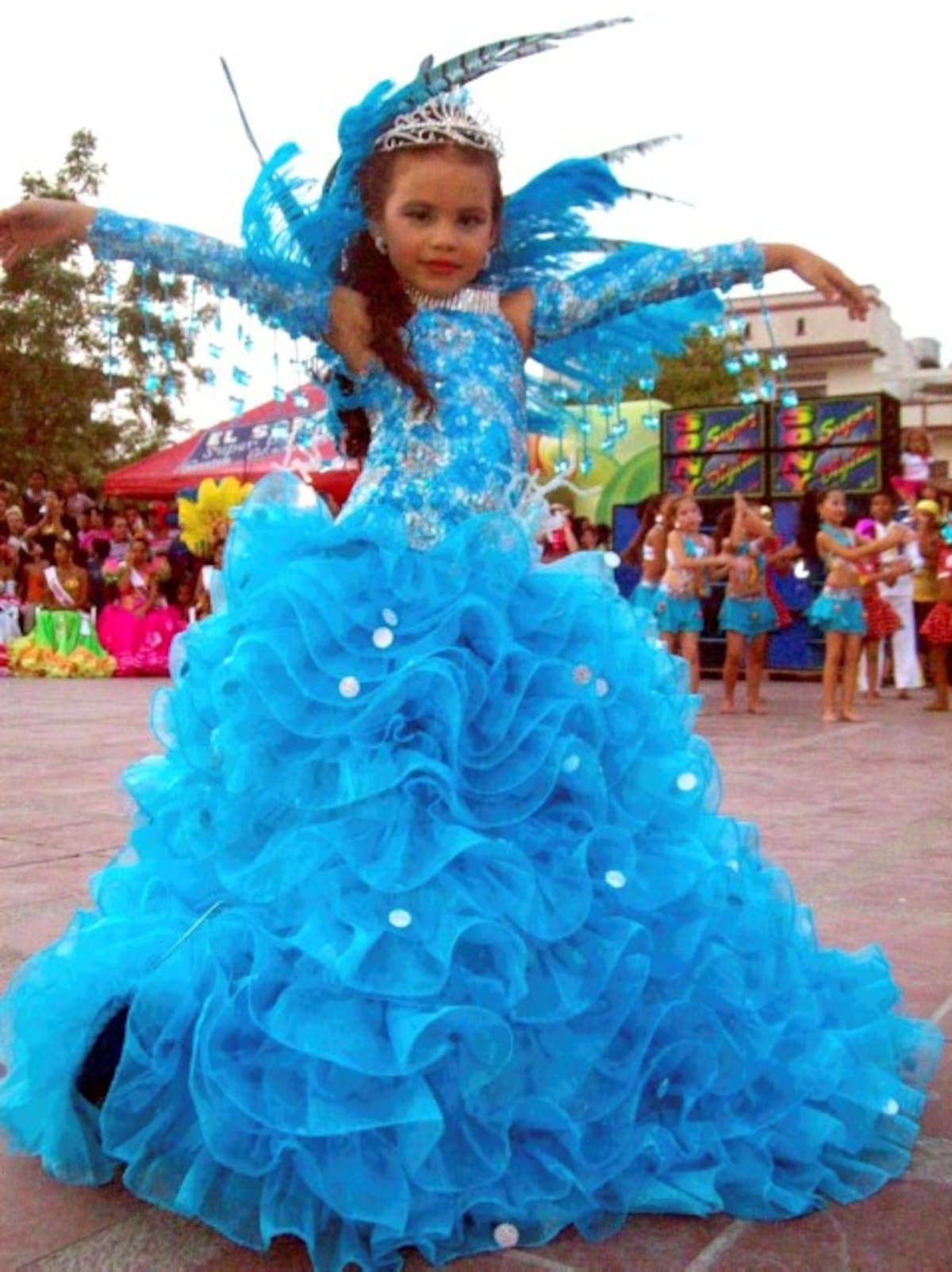 La Reina Infantil lució un hermoso vestido para su coronación.
