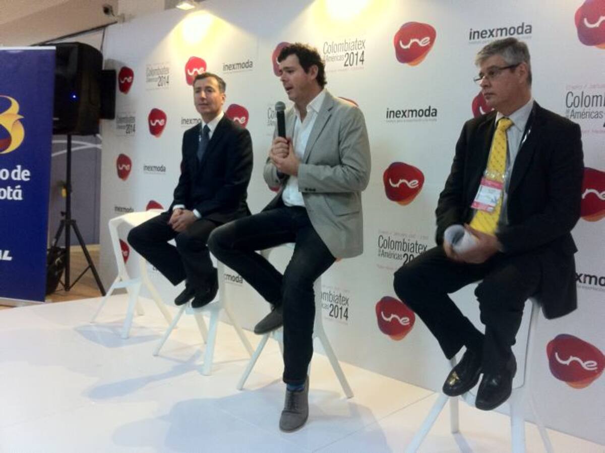 Carlos Eduardo Botero Hoyos, presidente ejecutivo de Inexmoda - al centro- fue uno de los encargados de presentar el balance de Colombiatex de las Américas 2014. Le acompañan funcionarios del Banco de Bogotá. HERMES FIGUEROA - EL UNIVERSAL