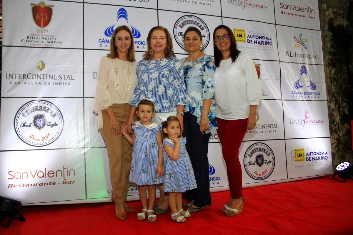 María Claudia Páez, Aracely Morales, Mónica Fadul, Andrea Piña y adelante Carlota Cavelier y Ema Cavelier.//Fotos: Julio Castaño - El Universal.