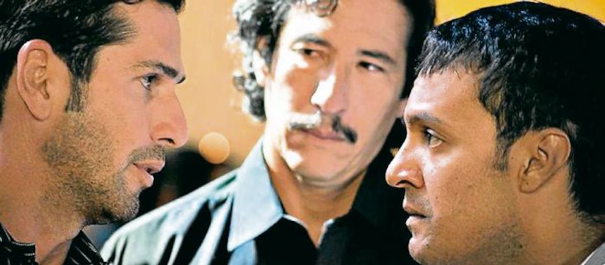 “Tres caínes” es protagonizada por Gregorio Pernía (Fidel Castaño), Elkin Díaz (Vicente Castaño) y Julián Román (Carlos Castaño). Internet