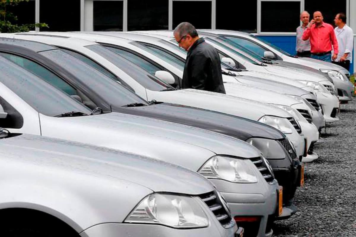 Venta de vehículos nuevos en Colombia se desploma un 33,2% en abril