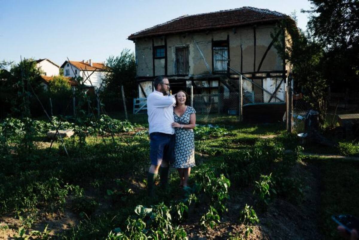 Junto con su mujer, Tina, Kevin Brassington ha convertido una propiedad en ruinas a unos 50 km de Sofía en una granja ecológica que les permite cumplir "su sueño de ser autosuficientes", en medio de la exuberante naturaleza de Alino. AFP DIMITAR DILKOFF