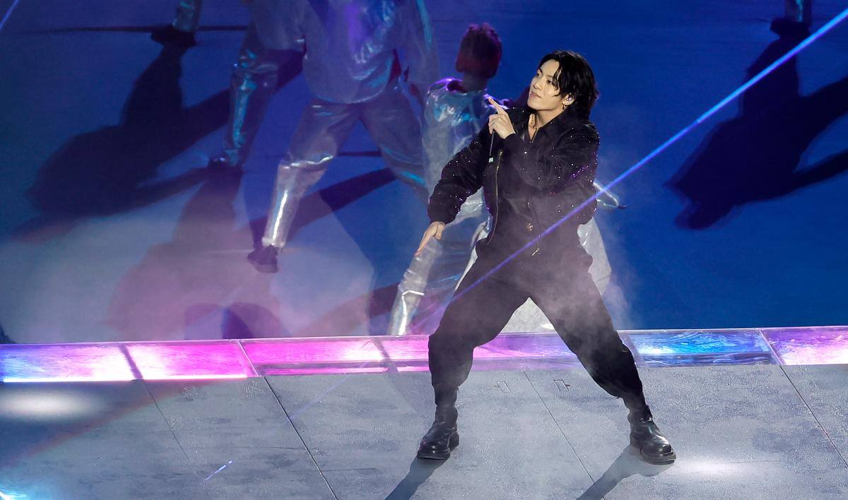El cantante pop surcoreano Jung Kook se presenta durante la Ceremonia de Apertura previa al partido inaugural. //EFE