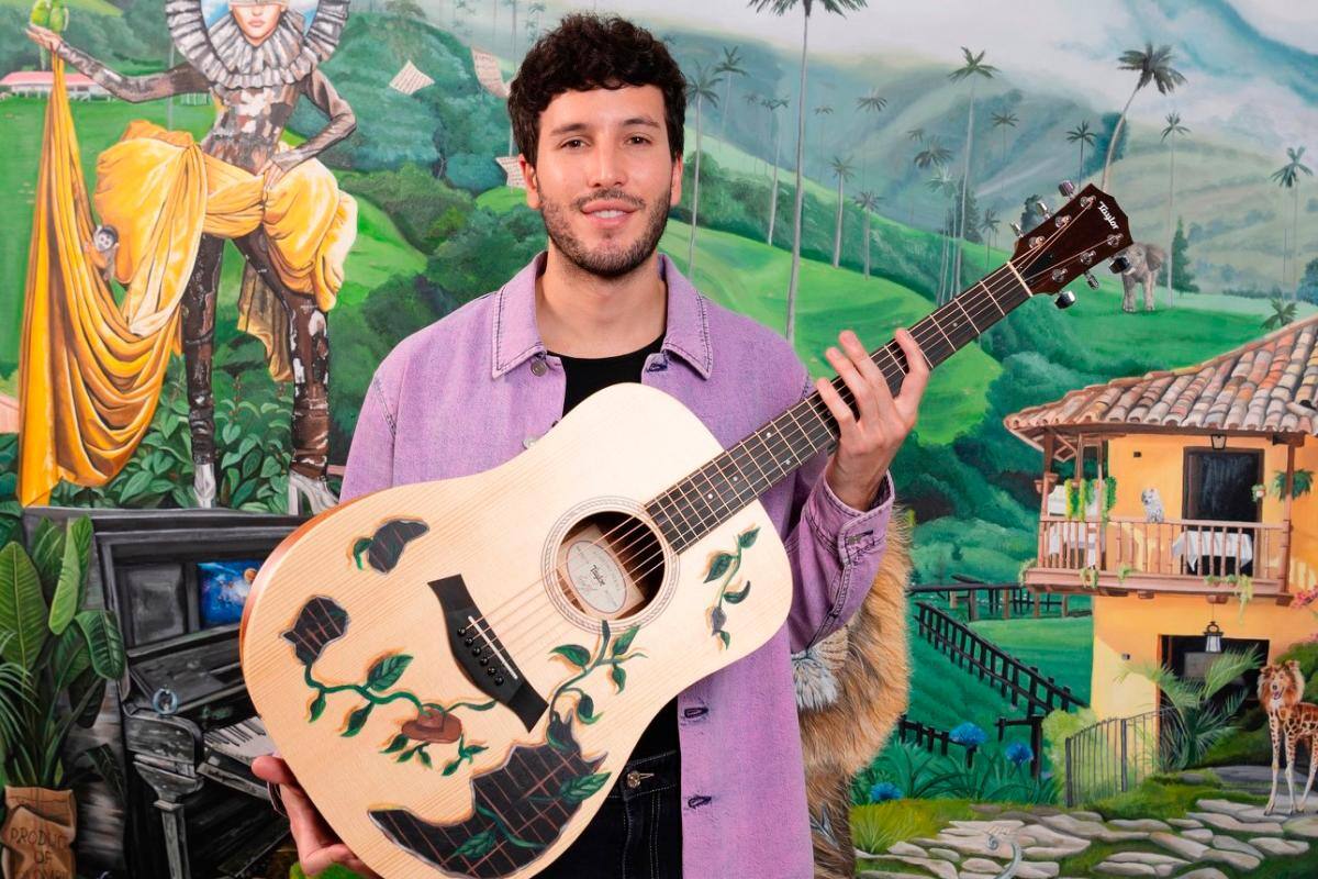 Sebastián Yatra dona guitarra para campaña de Disney