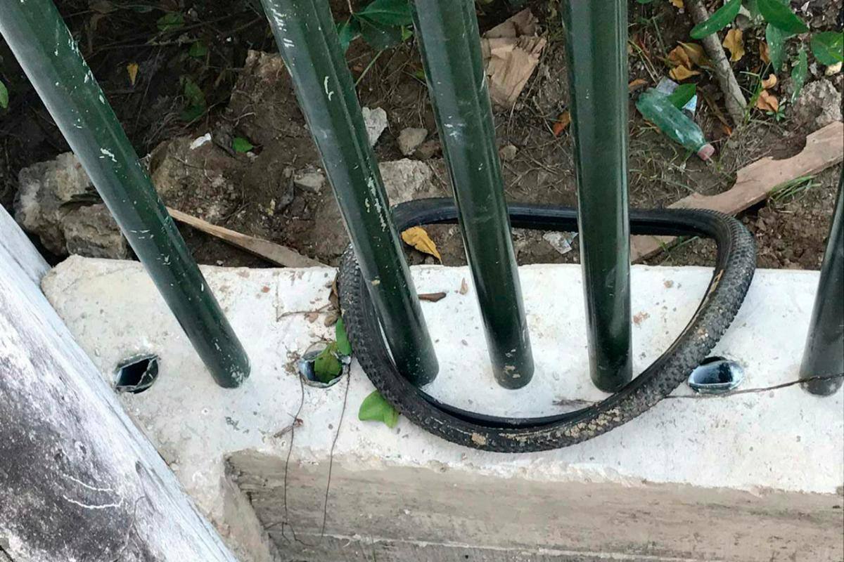 Se han robado más de 60 tubos del cerramiento del manglar